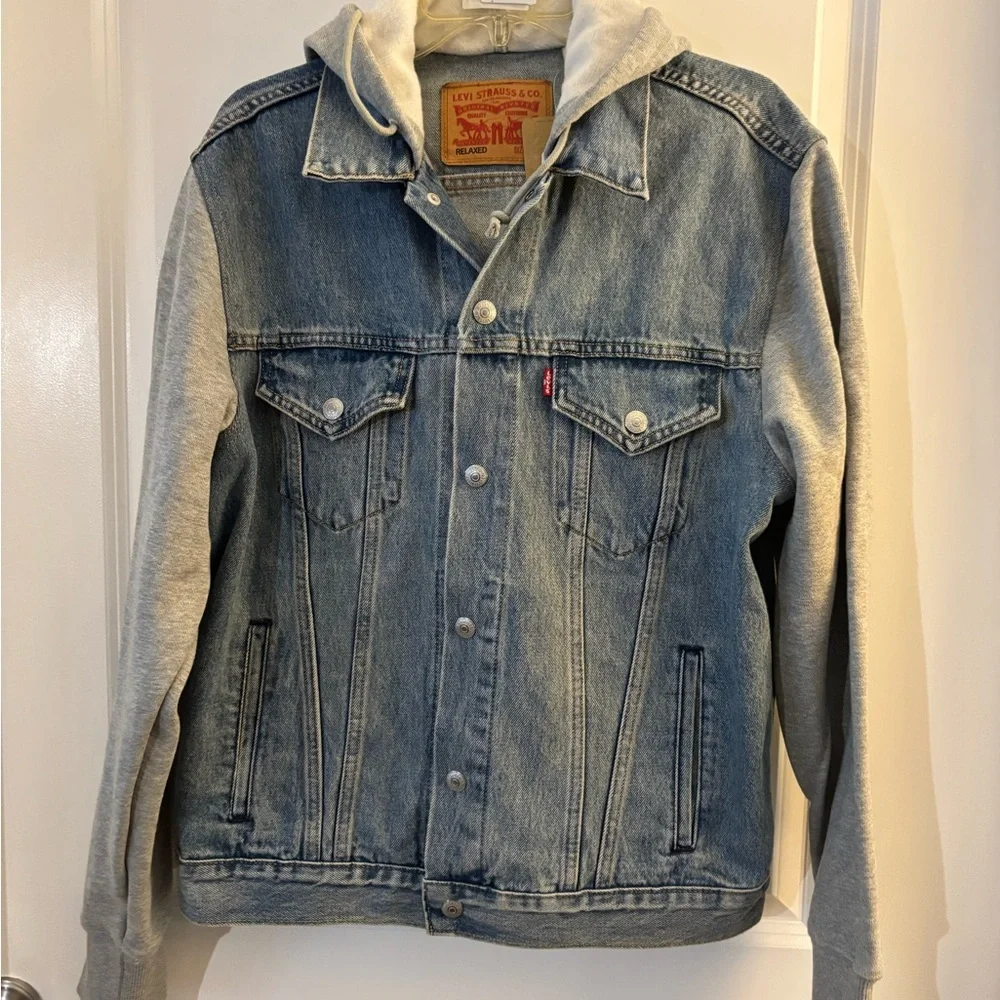 Men's Levi’s Light Blue Denim Jacket with Gray Hoodie Sleeves Sz Med NWT